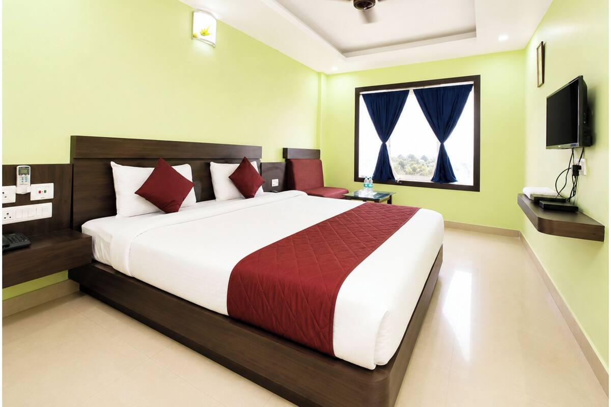 Hypo-allergenic bedding available, desk, soundproofing, bed sheets