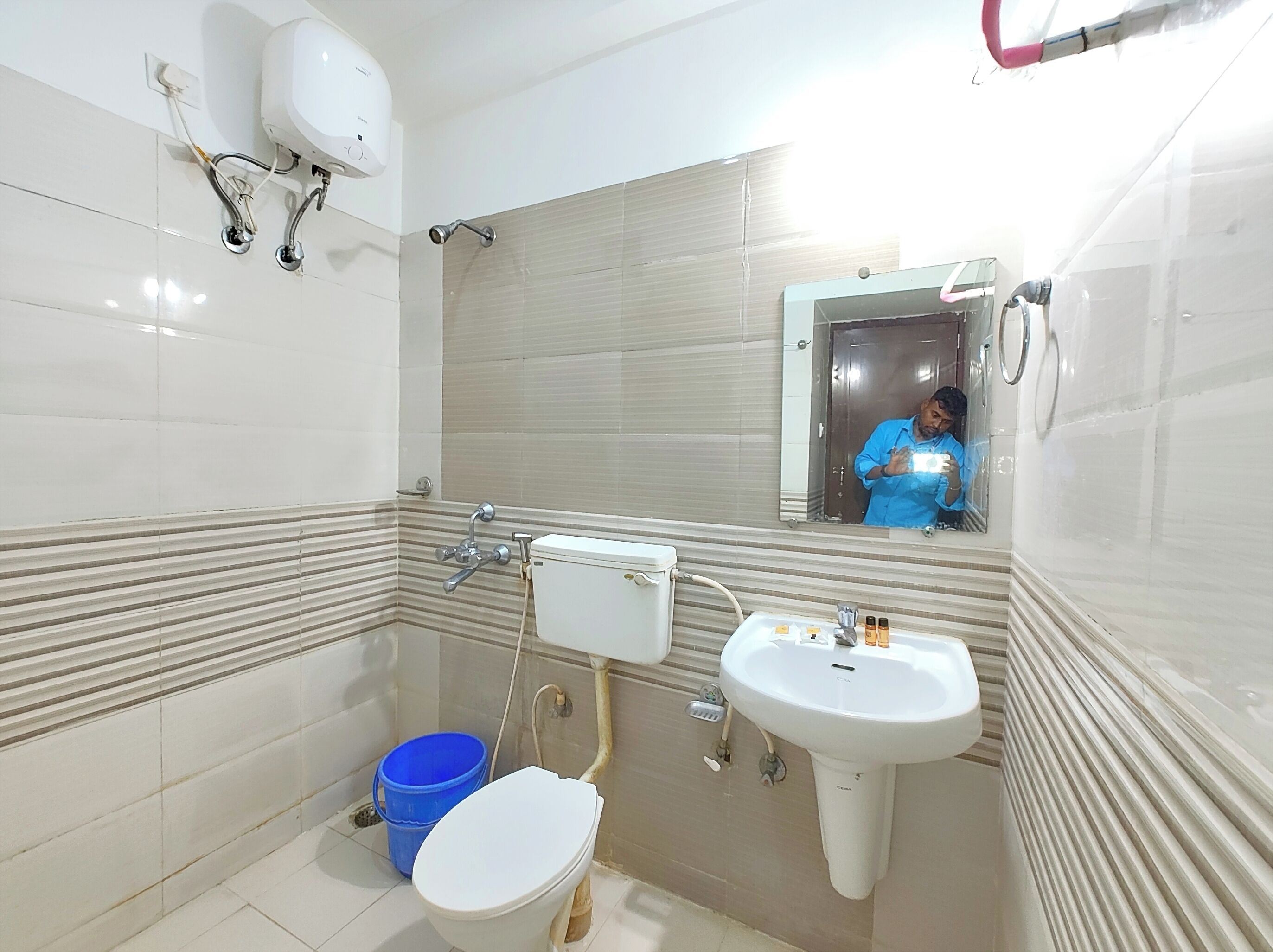 Ducha, cabezal de ducha tipo lluvia, toallas y jabón