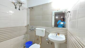 Shower, pancuran hujan, handuk, dan sabun