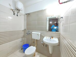 Shower, pancuran hujan, handuk, dan sabun