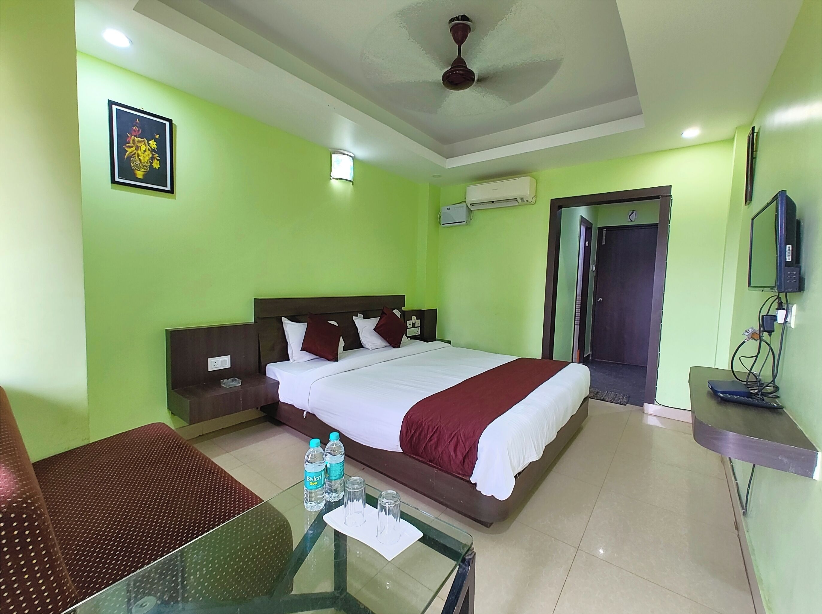 Kahden hengen deluxe-huone, ilmastointi | Allergiatestatut vuodevaatteet, työpöytä, ilmainen Wi-Fi