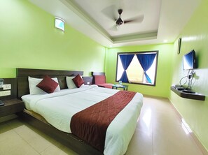 Kamar Double Deluks, AC | Seprai antialergi, meja kerja, dan Wi-Fi gratis