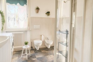 Habitación, para no fumadores | Baño | Toallas y papel de baño