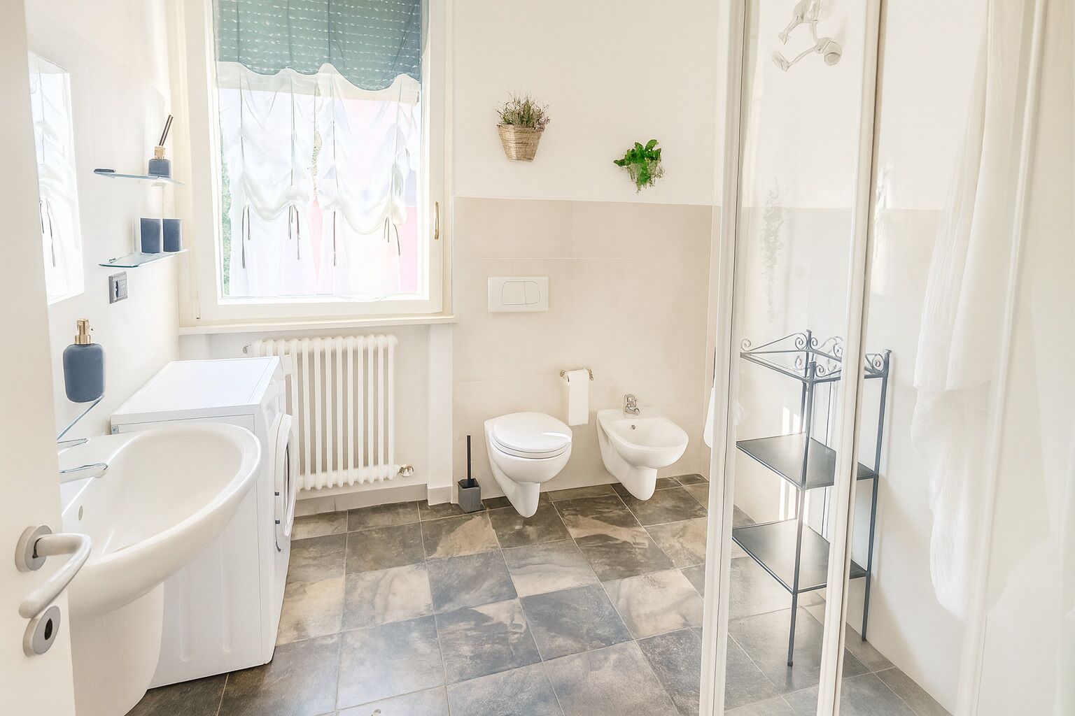 Kamar (Athos 2) | Kamar mandi | Kloset, handuk,  dan tisu toilet