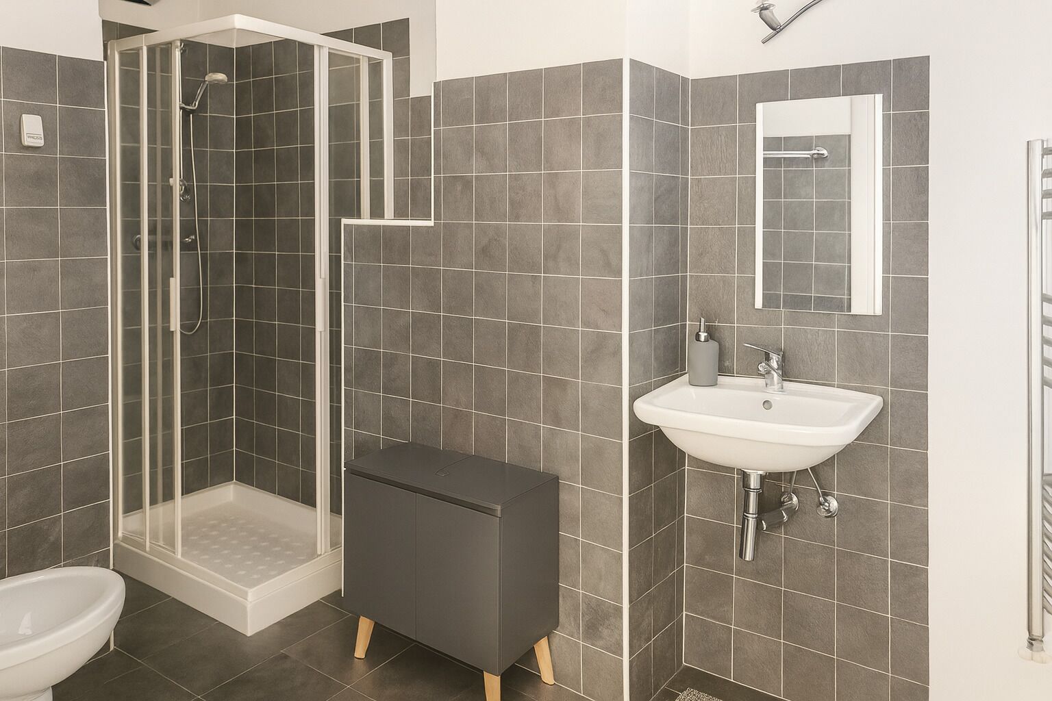 Une salle de bain moderne équipée d’une douche, de toilettes et d’un lavabo.