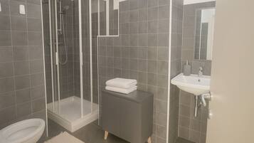 Habitación (Athos 1) | Baño | Toallas y papel de baño