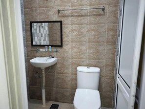 Doccia, asciugamani, sapone, shampoo