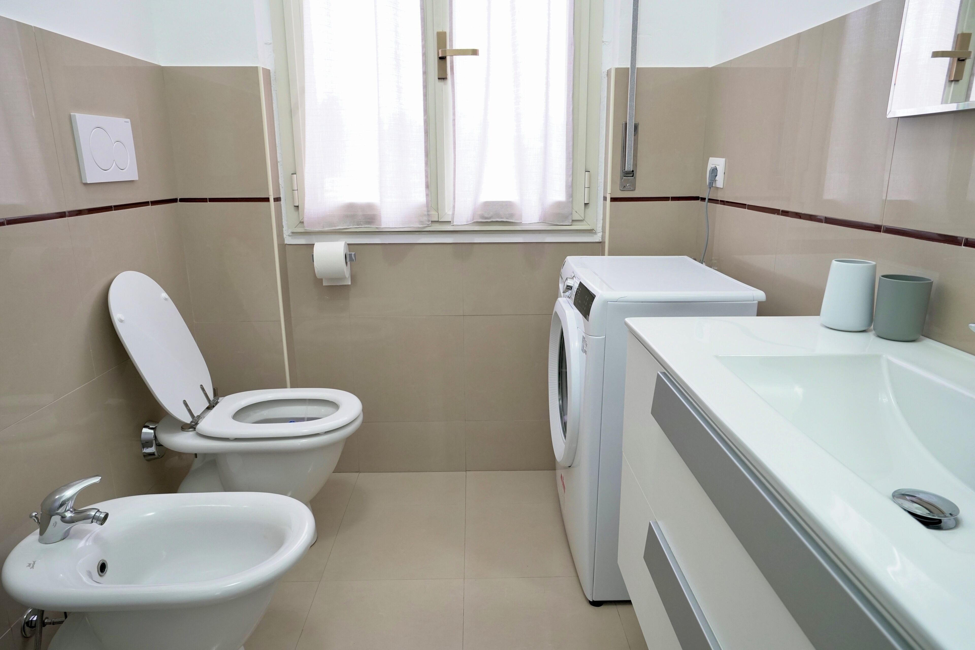 Shower, hair dryer, bidet, towels