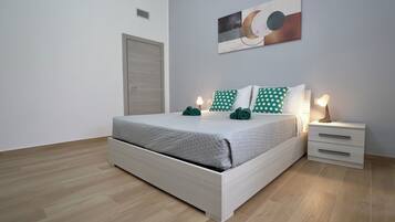 Een bureau, een strijkplank/strijkijzer, gratis wifi, beddengoed