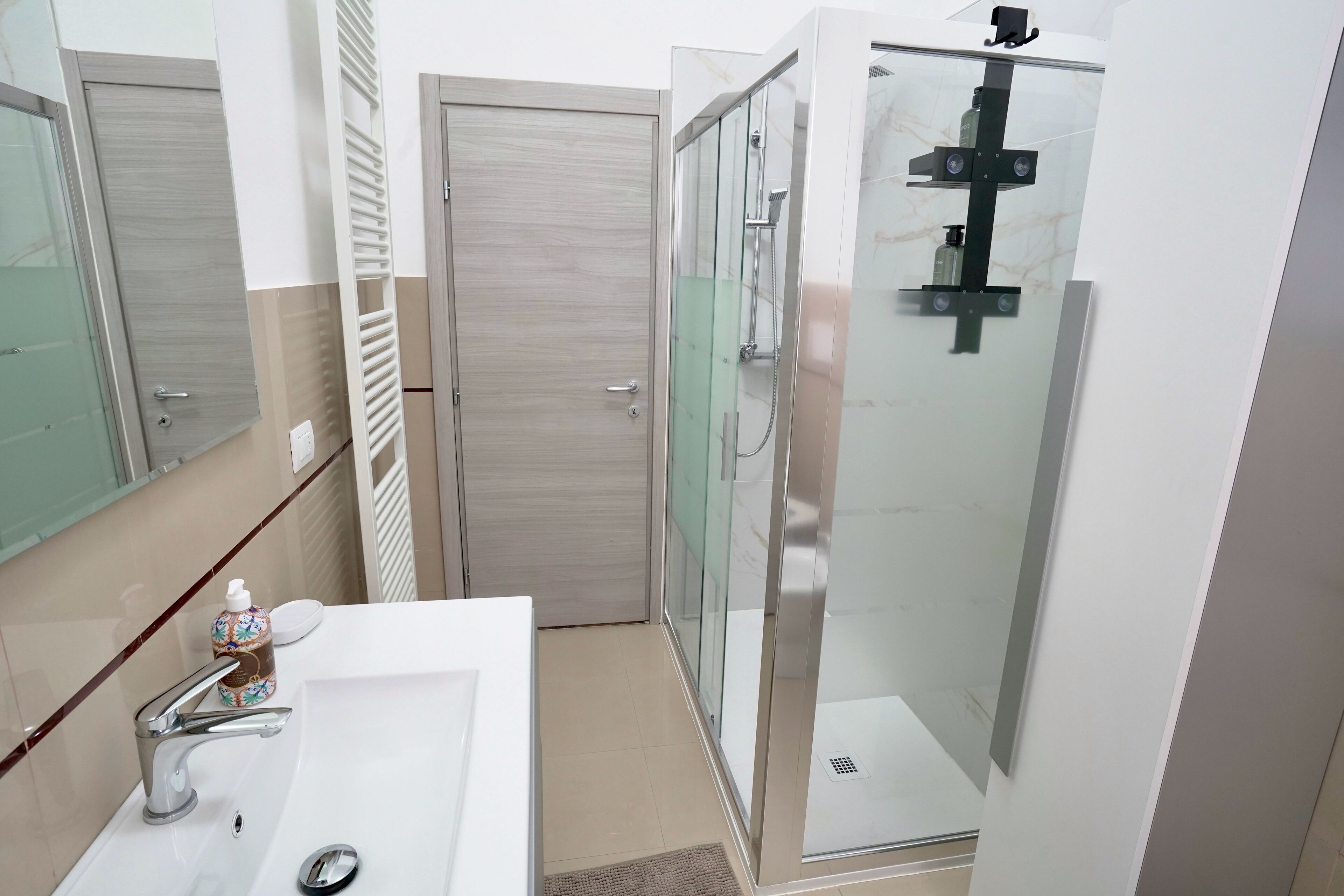 Ducha, secador de pelo, bidet, toallas