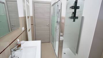 Ducha, secador de pelo, bidet, toallas