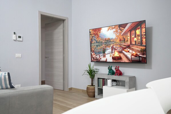 Een smart-tv en boeken