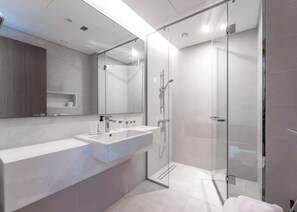Shower, hair dryer, towels - Free housekeeping visits during your stay - StayShort - Al Wasl sleeps 5 with Amazing Views! (Al Wasl)