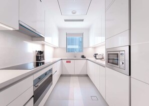 ثلاجة، ميكروويف، فرن، موقد طهي مسطح