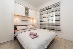 3 bedrooms, iron/ironing board, free WiFi, bed sheets