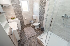 Dusche, Haartrockner, HandtĂŒcher