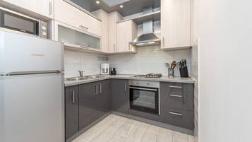 Fridge, microwave, oven, coffee/tea maker