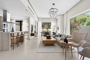 TV - StayShort - Stylish Arabian Ranches Villa for 9 Near Golf with Private Pool! (Arabian Ranches)