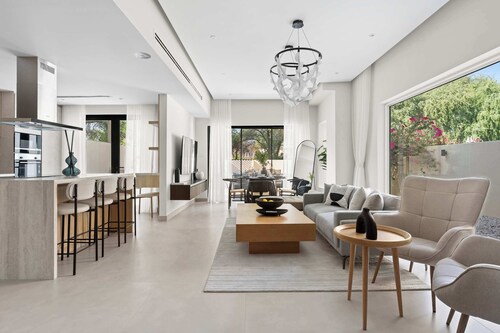 StayShort - Stylish Arabian Ranches Villa for 9 Near Golf with Private Pool!