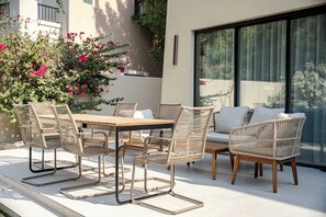 Outdoor dining - StayShort - Stylish Arabian Ranches Villa for 9 Near Golf with Private Pool! (Arabian Ranches)