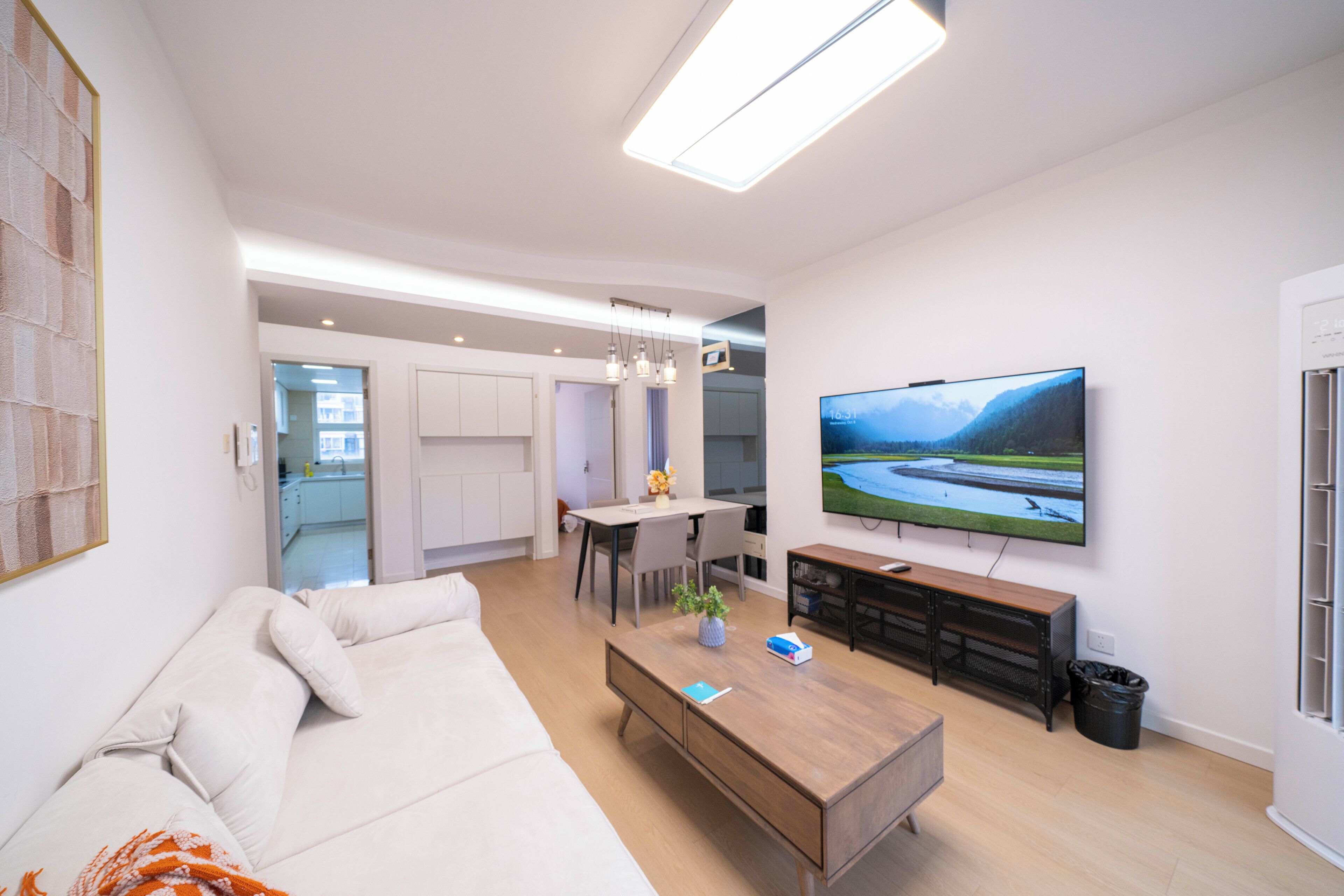 Superior appartement, 3 slaapkamers, keuken, uitzicht op de stad | Woonkamer | Een 55-inch smart-tv met kabelzenders
