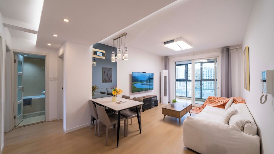 Tyms Changning 3BR Modern Apt near Weining Rd