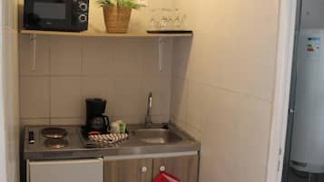 Coffee/tea maker, fridge, microwave, stovetop