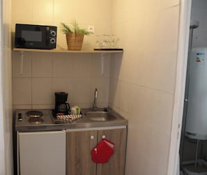 Cafetière/bouilloire, réfrigérateur, micro-ondes, plaque de cuisson
