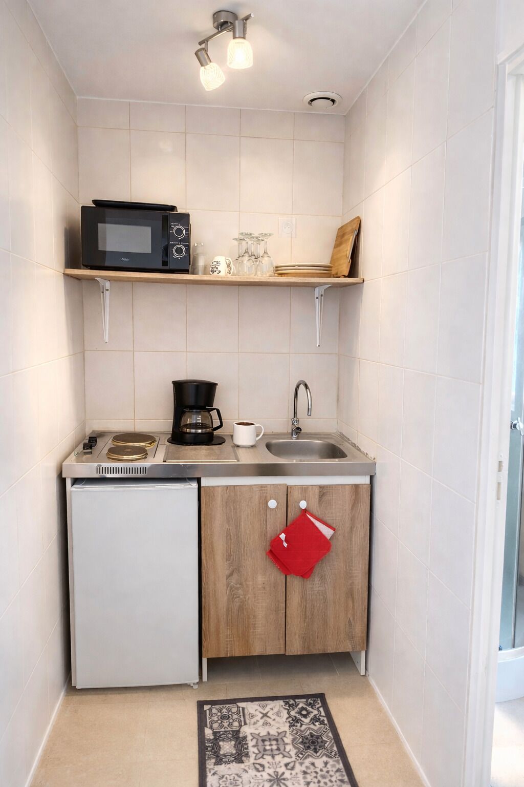 Réfrigérateur, micro-ondes, plaque de cuisson, cafetière/bouilloire