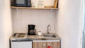Réfrigérateur, micro-ondes, plaque de cuisson, cafetiÚre/bouilloire