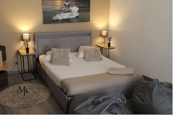 1 bedroom, bed sheets
