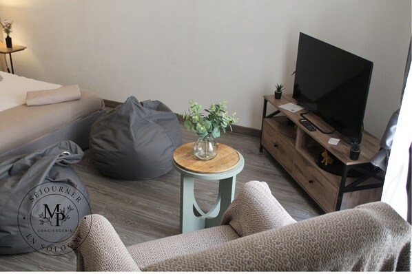 1 bedroom, bed sheets
