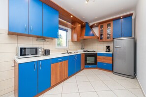 Fridge, microwave, oven, coffee/tea maker