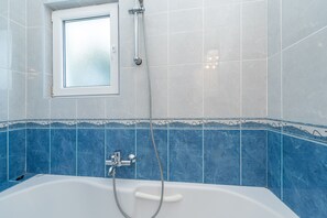 Dusche, Haartrockner, Handtücher, Toilettenpapier
