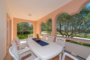 تناول الطعام بالخارج