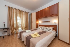 4 عدّة غرف نوم ومكواة/لوح كي وسرير سفر وواي فاي مجانًا