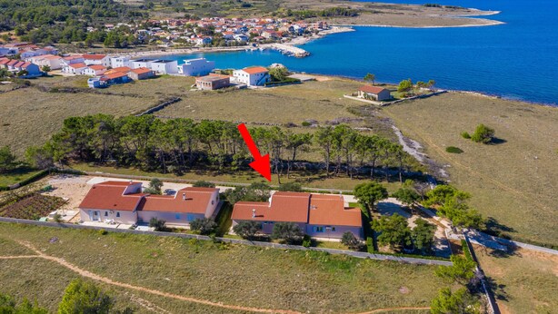 A coastal village with houses, a beach, and a clear view of the sea. - Beachside Holiday Home Manuela (Lozice)