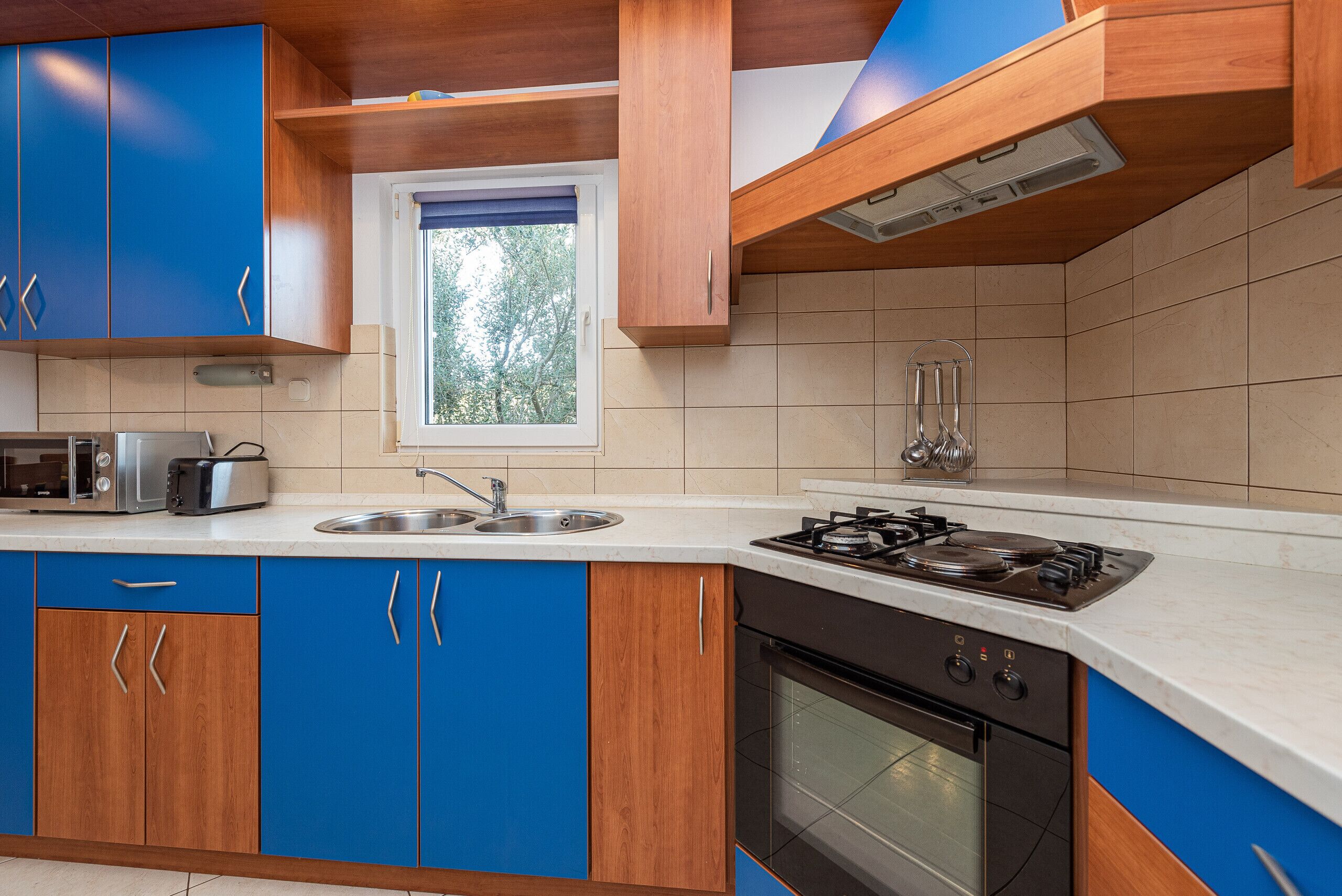 Fridge, microwave, oven, coffee/tea maker