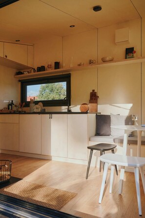 時尚單棟小屋, 私人浴室, 花園景 | 私人廚房 | 迷你雪櫃、爐具、廚房用具/餐具/器皿
