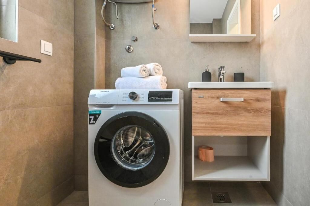 Biệt thự Deluxe, quang cảnh hồ bơi | Phòng tắm | Buồng tắm vòi sen, máy sấy tóc, khăn tắm, giấy vệ sinh 