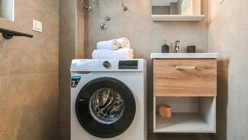 Deluxe Villa, Pool View | Bathroom | Shower, hair dryer, towels, toilet paper