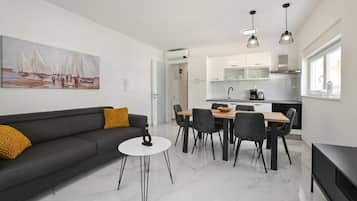 Deluxe Villa, Pool View | Living area