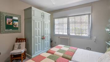 Een strijkplank/strijkijzer, wifi, beddengoed