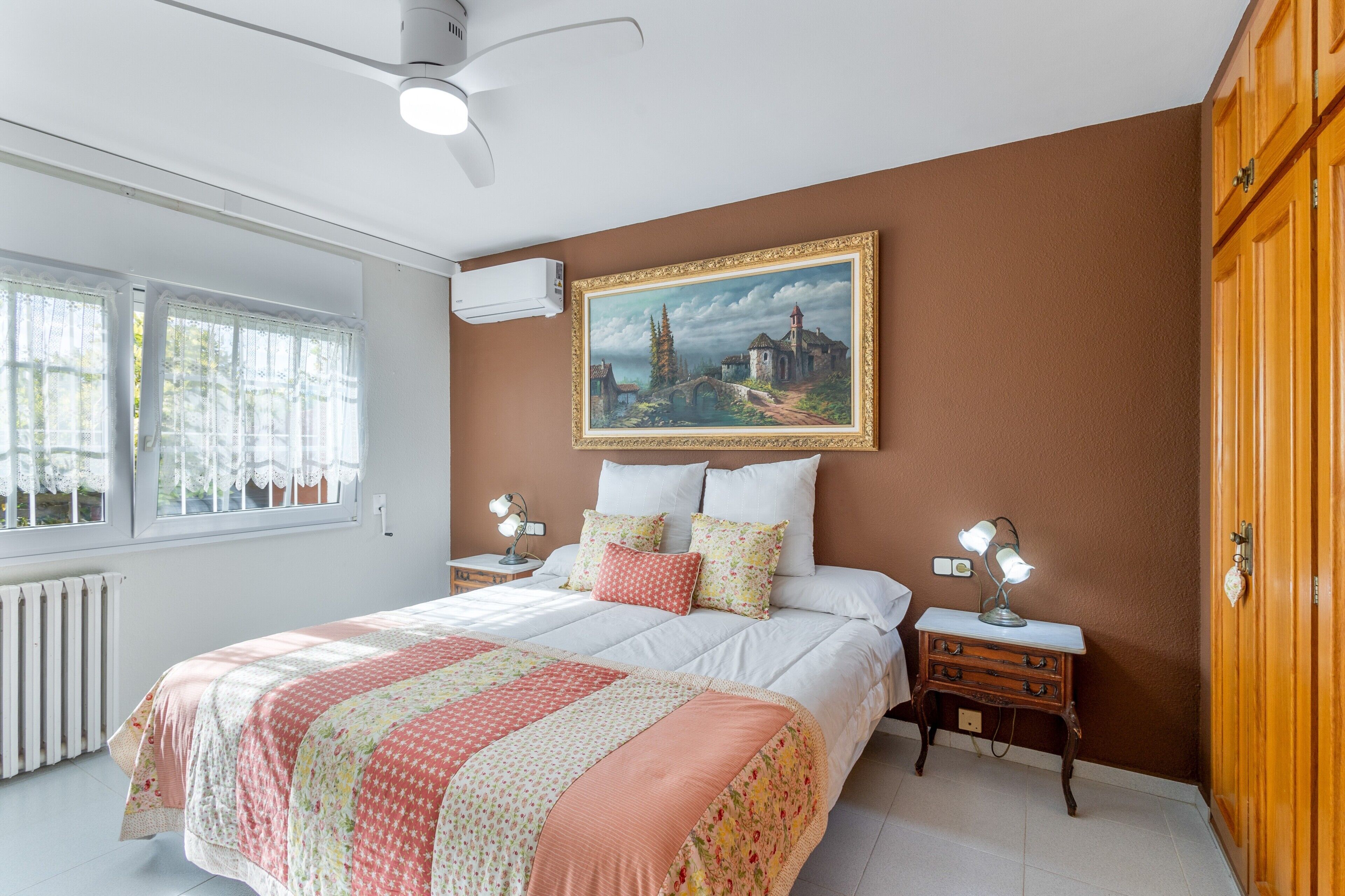 3 dormitorios, escritorio, tabla de planchar con plancha y wifi