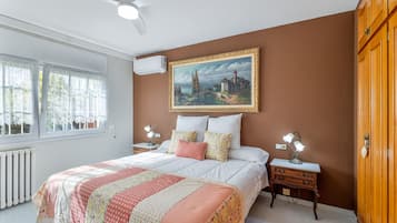 3 slaapkamers, een bureau, een strijkplank/strijkijzer, wifi