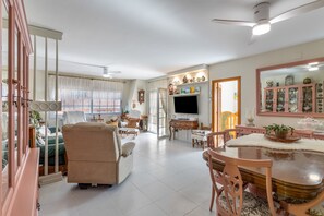 Interior - Holiday Home 'Ca La Iaia' with Mountain View, Private Pool and Wi-Fi (Sant Miquel d'Olèrdola)