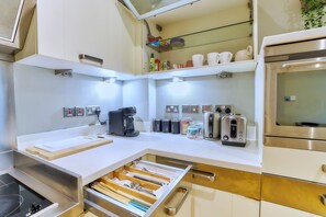 Kühlschrank, Mikrowelle, Ofen, Herdplatte