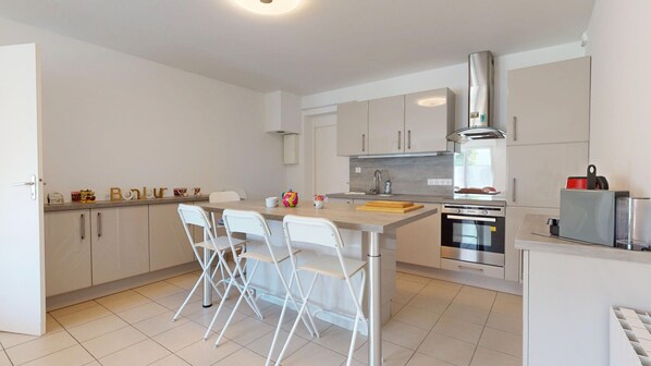 Kühlschrank, Mikrowelle, Ofen, Geschirrspüler