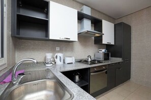Fridge, microwave, oven, stovetop - Chic and contemporary, comfort guaranteed. (Agadir)