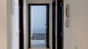 A hallway leading to a room with a view of the sky. - Chic and contemporary, comfort guaranteed. (Agadir)